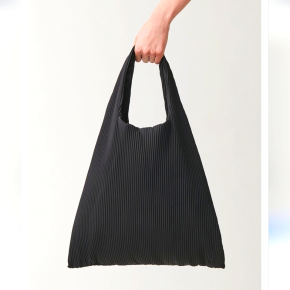 COS Oversized Pleated Shoulder Bag - Picture 2 of 6